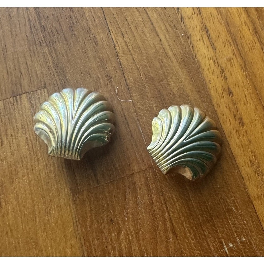 Vintage Gold-tone Clam Seashell Beach Stud Earrings | Nautical Coastal Jewelry